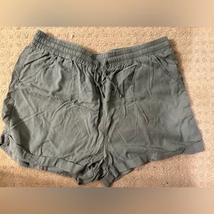 XXL Universal Thread Army green elastic band shorts with pockets